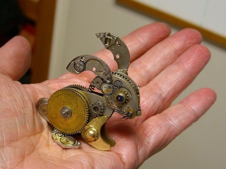 用旧手表零件组成的小雕塑