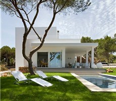 西班牙Menorca岛现代纯白别墅 