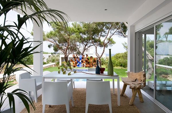 西班牙Menorca岛现代纯白别墅 