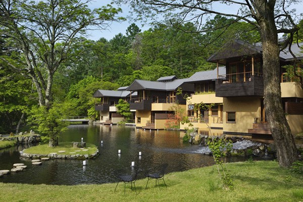 日本山谷里的村落溫泉度假村