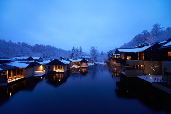 日本山谷里的村落溫泉度假村