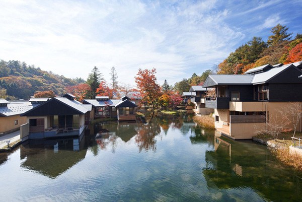 日本山谷里的村落溫泉度假村