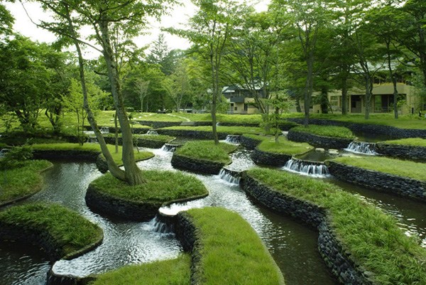 日本山谷里的村落溫泉度假村