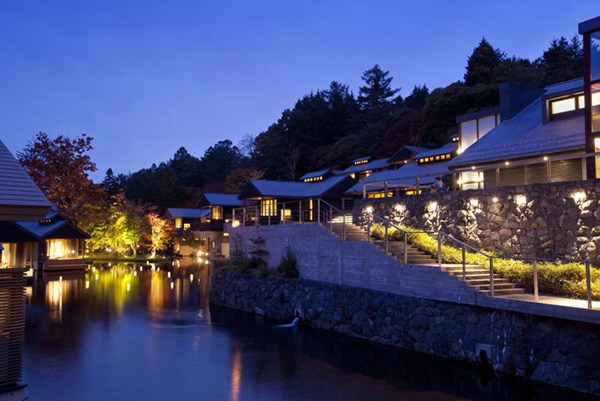 日本山谷里的村落溫泉度假村