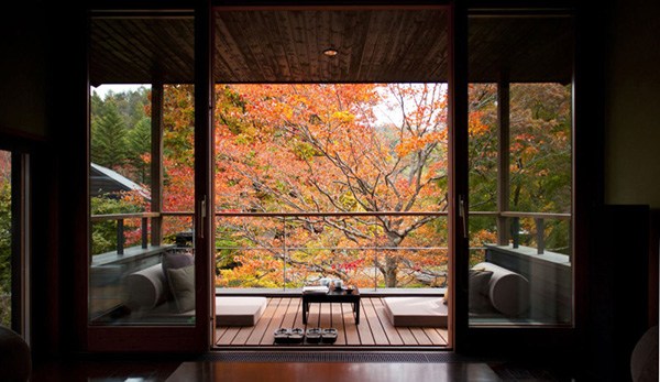 日本山谷里的村落溫泉度假村