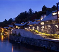 日本山谷里的村落温泉度假村