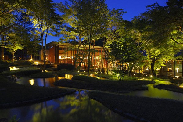 日本山谷里的村落溫泉度假村