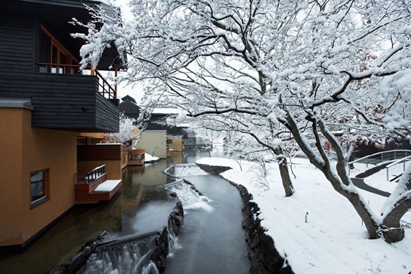 日本山谷里的村落溫泉度假村