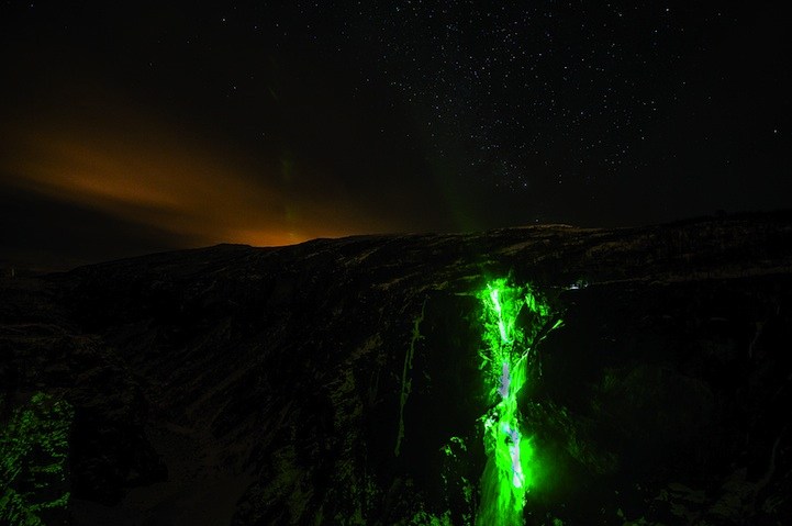 挪威灯火辉煌下的冰冻瀑布