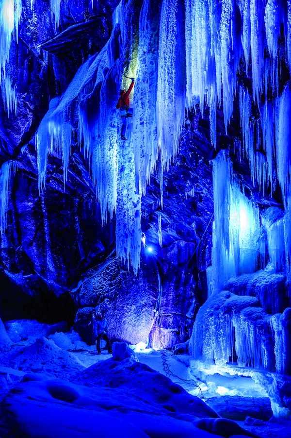 挪威灯火辉煌下的冰冻瀑布