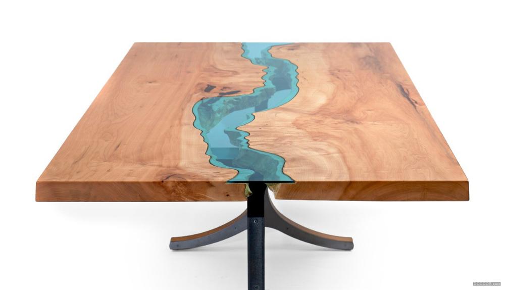 实木桌上的山河玻璃钢