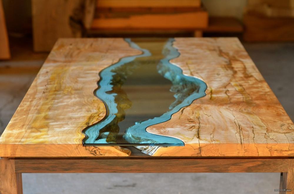 实木桌上的山河玻璃钢