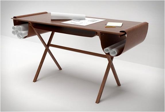 全木与皮革结合设计的个性书桌