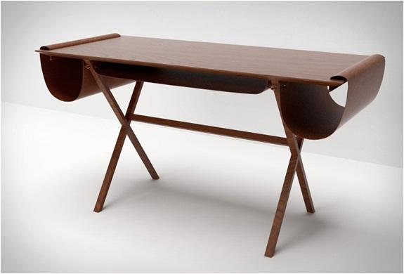 全木与皮革结合设计的个性书桌