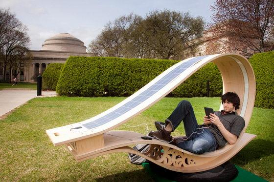 低碳环保的太阳能木质摇椅设计