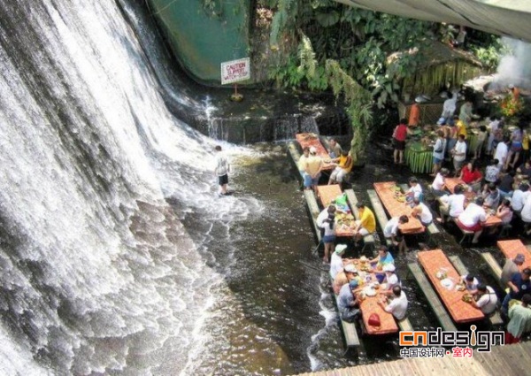 埃斯库德罗别墅的瀑布餐厅