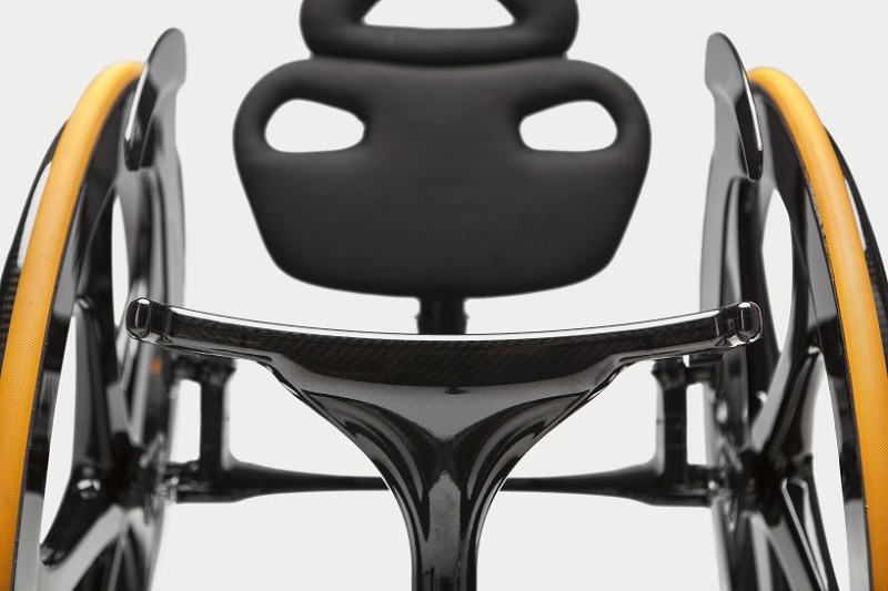 他为自己设计制造了这个碳纤维轮椅