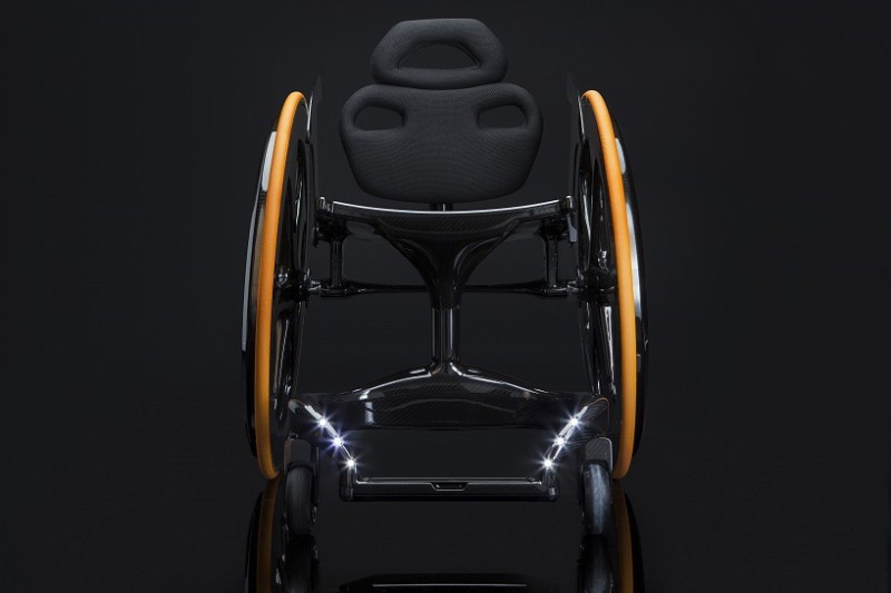 他为自己设计制造了这个碳纤维轮椅