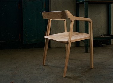葡萄牙木工工作室设计制作的KUNDERA靠背椅 