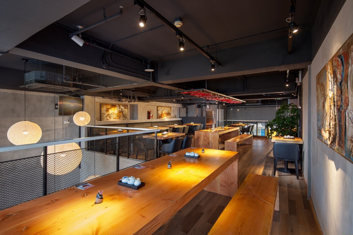 上海水泥与做旧铁艺构成的餐饮空间