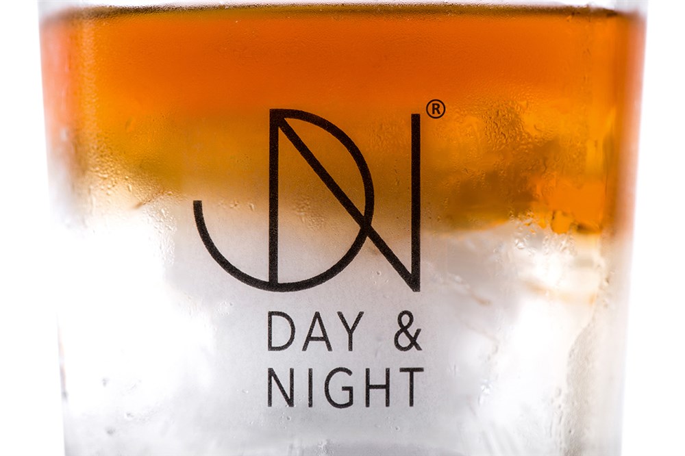 Day&Night食品品牌标志设计