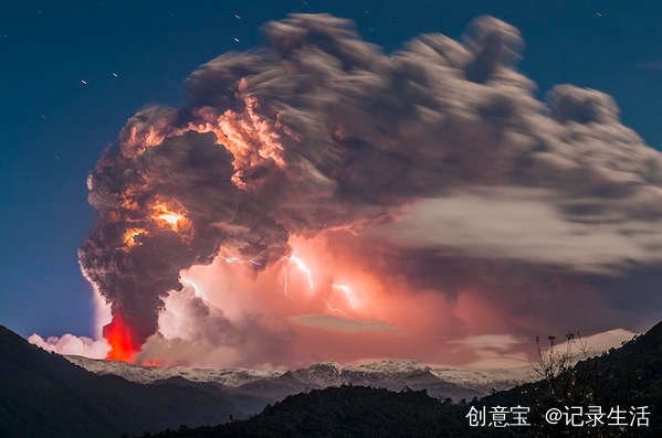 摄影师拍摄智利火山喷发瞬间的摄影作品