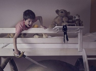 法摄影师创意照展现儿童勇战梦中怪兽
