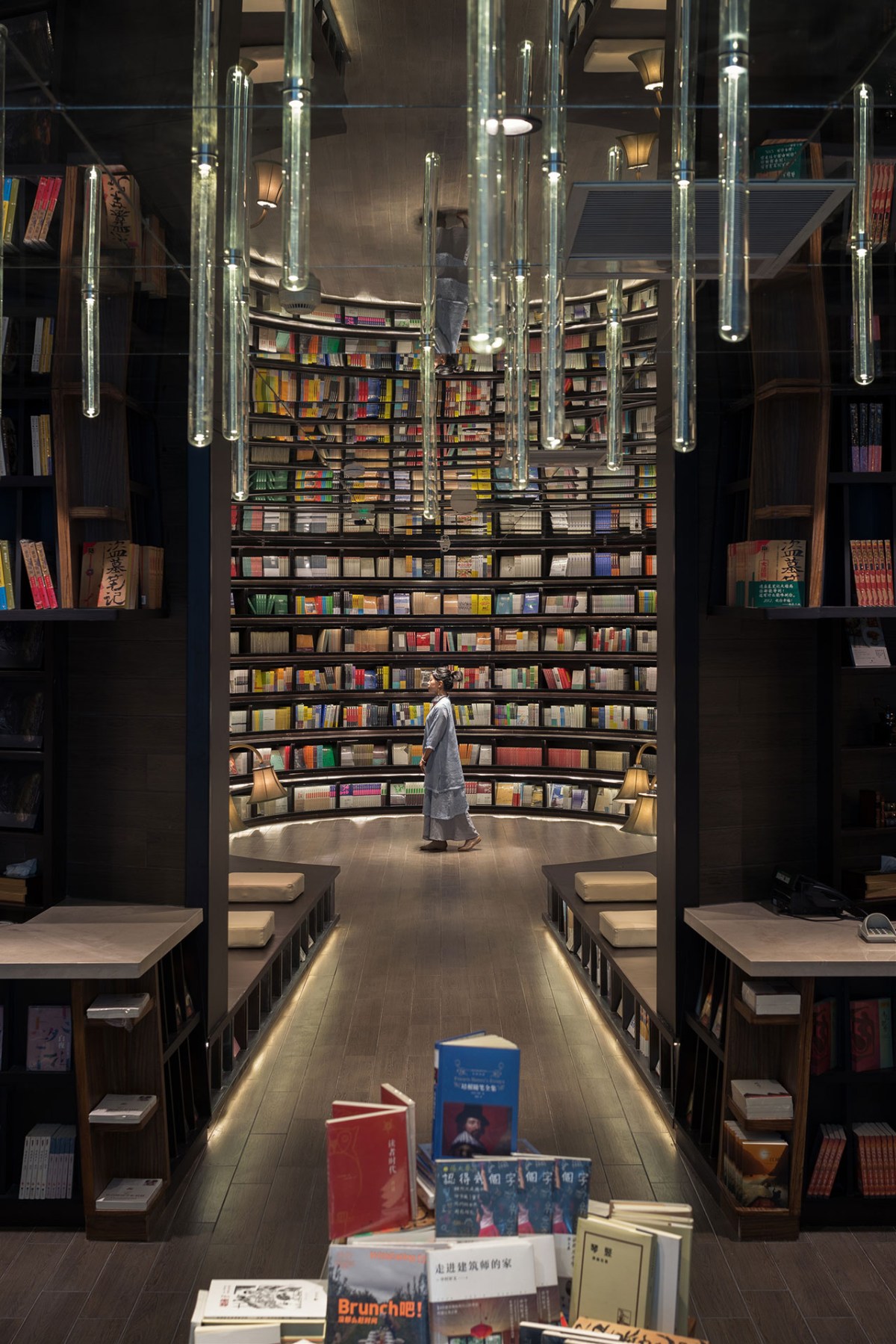 Zhongshuge书店的镜像天花板在杭州