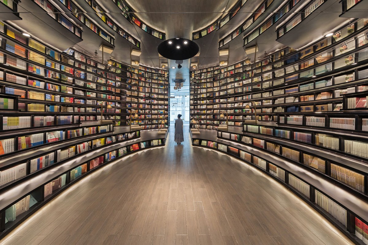Zhongshuge书店的镜像天花板在杭州