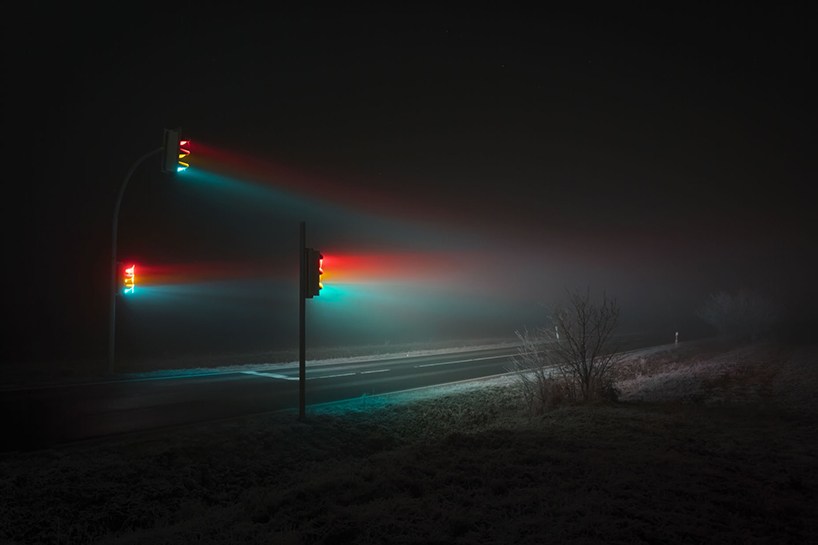 迷雾下朦胧的交通信号灯