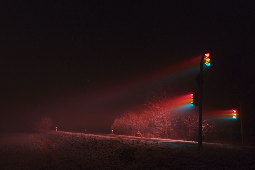 迷雾下朦胧的交通信号灯