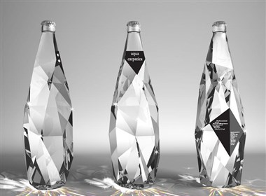 钻石般璀璨的玻璃水瓶