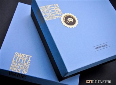 极富现代设计感的蓝色盒子包装