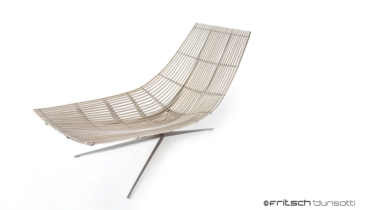 齿条与木藤构成的简易椅子