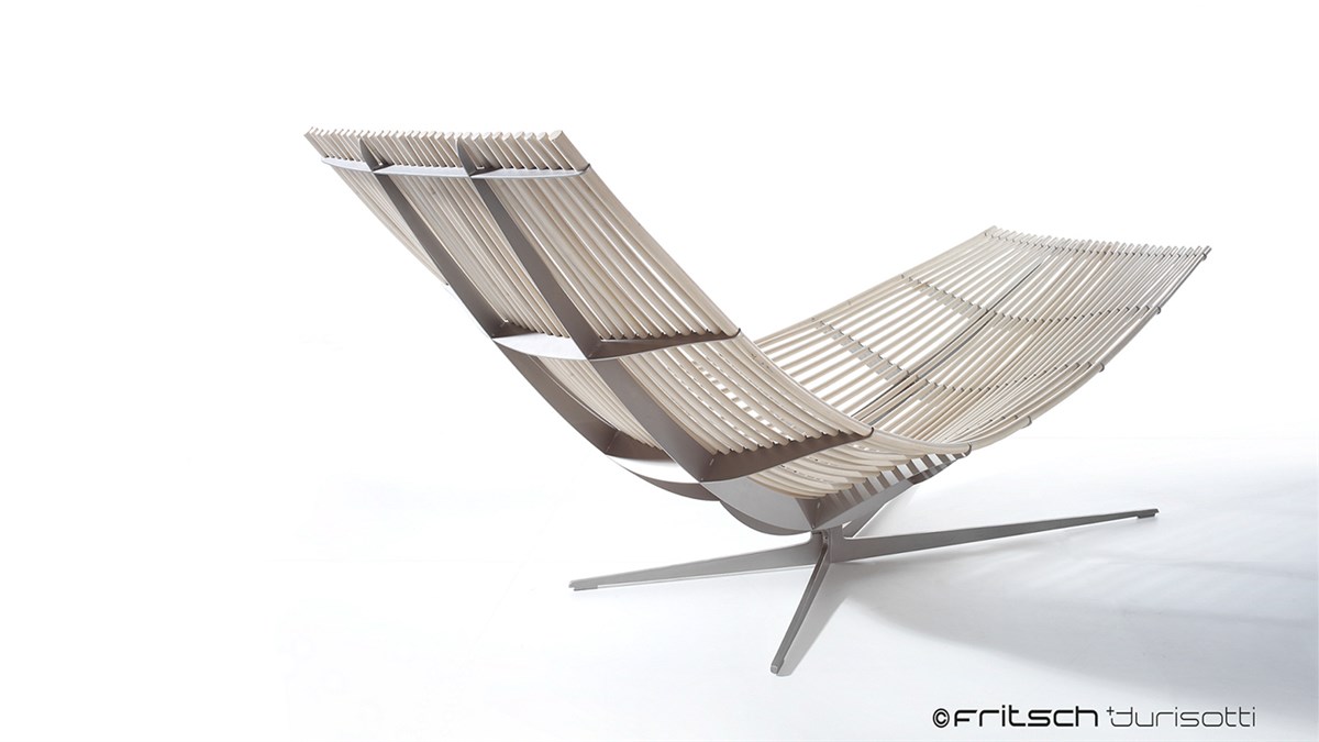 齿条与木藤构成的简易椅子