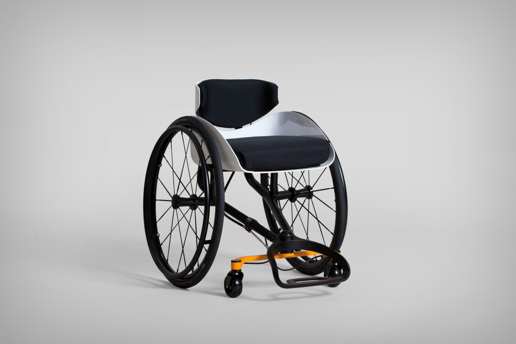 轮椅将靠背变成方向盘