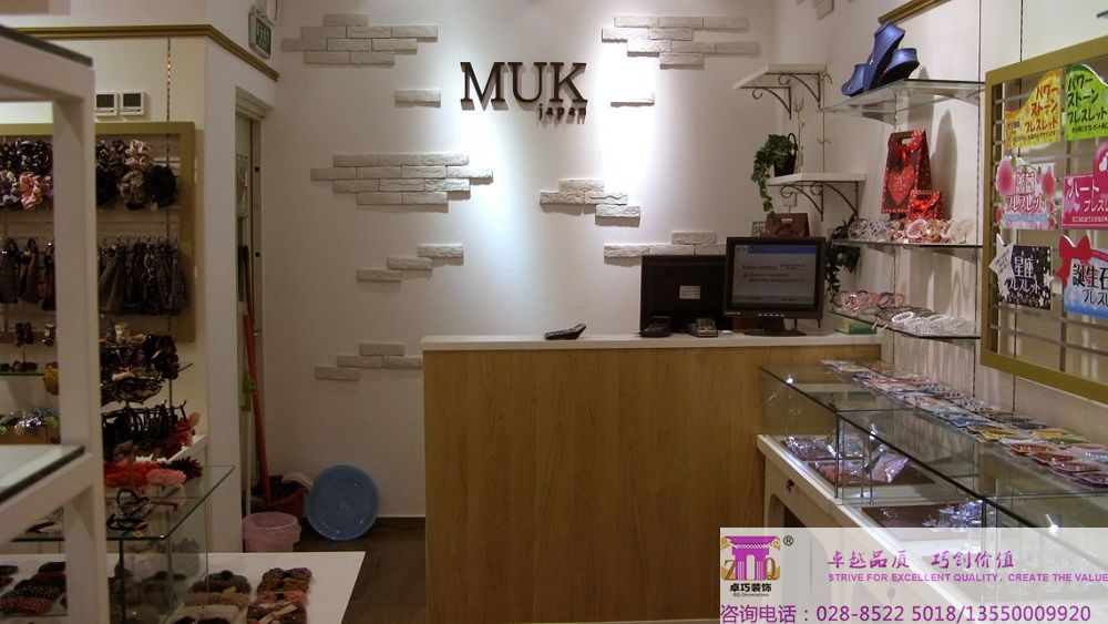 饰品店需要有收银台,发夹柜,化妆品柜,公仔包柜,中岛展示柜等元素组成