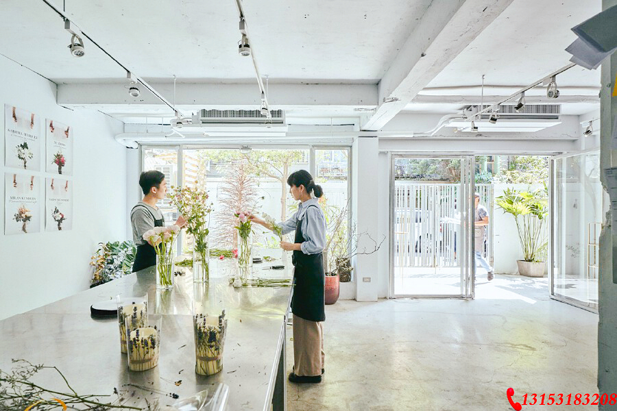 鲜花，在37°的白里绽放美丽