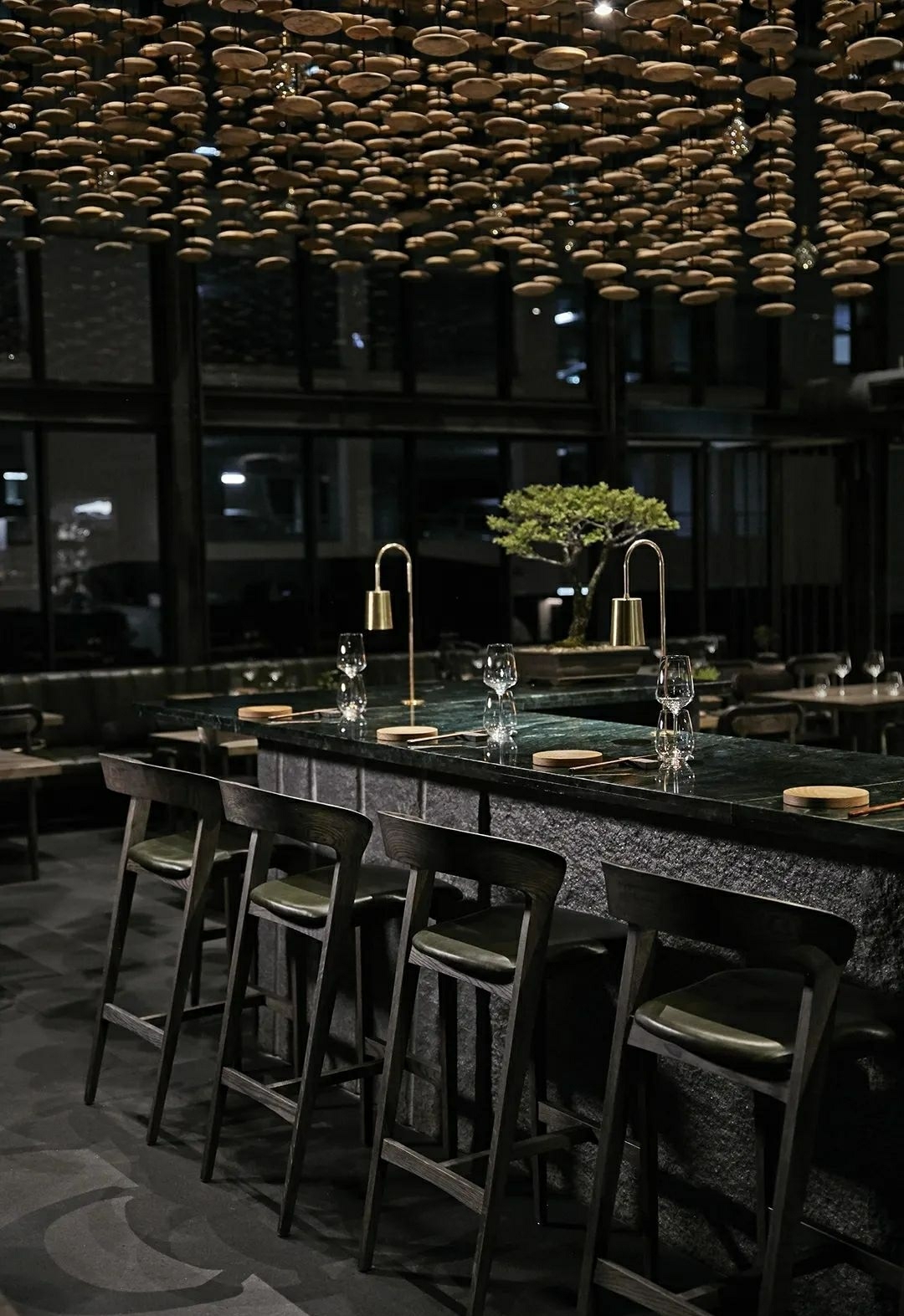 创造了一个融合日本和南非文化的时尚空间，日本沉浸式的日式餐厅