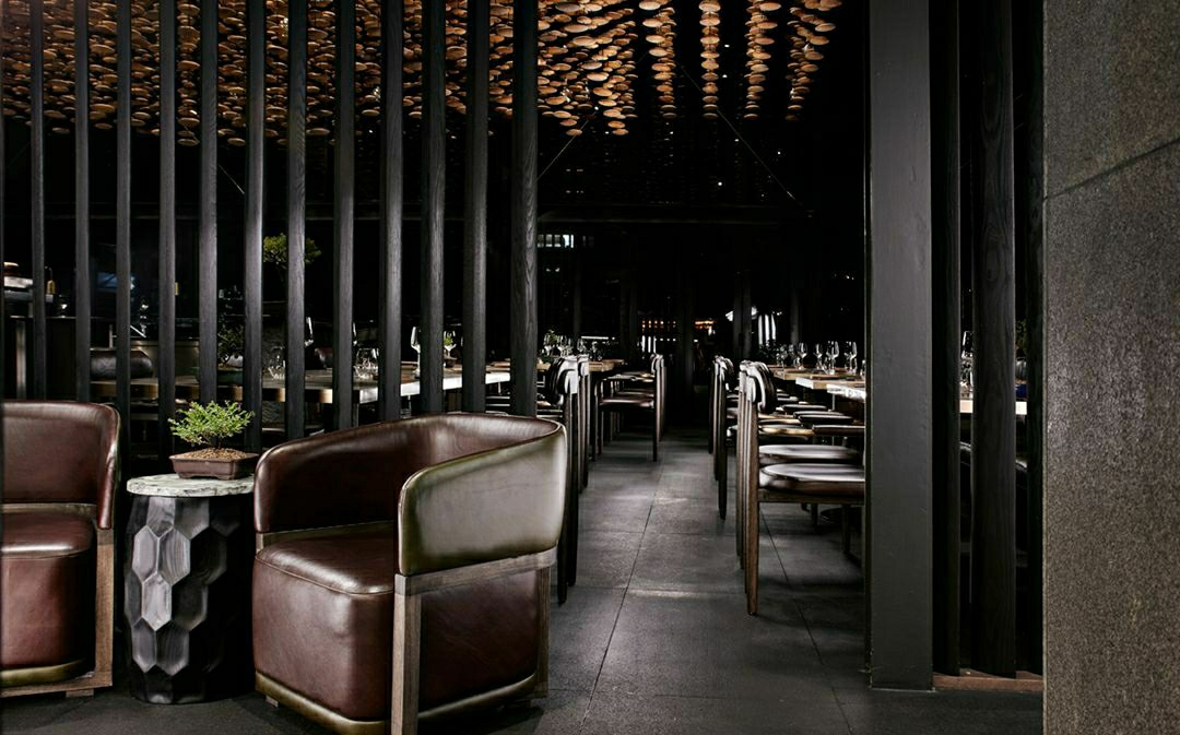创造了一个融合日本和南非文化的时尚空间，日本沉浸式的日式餐厅