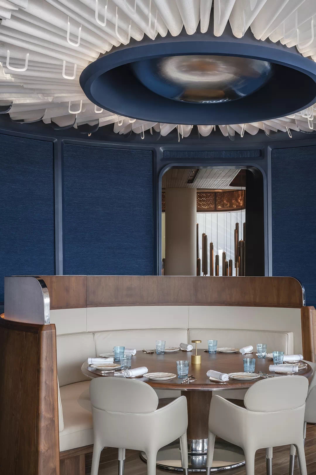 餐厅的设计以蓝色为基调，同时也使用了大量的黄铜及木纹，冷暖色调的碰撞，营造浓郁的艺术氛围。