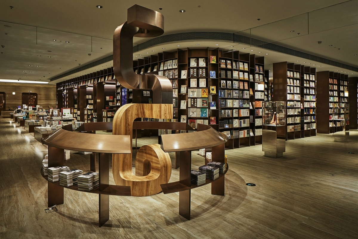 以书店为焦点，分布在其周围的店铺使用了相同色调，相互协调，融为一体。