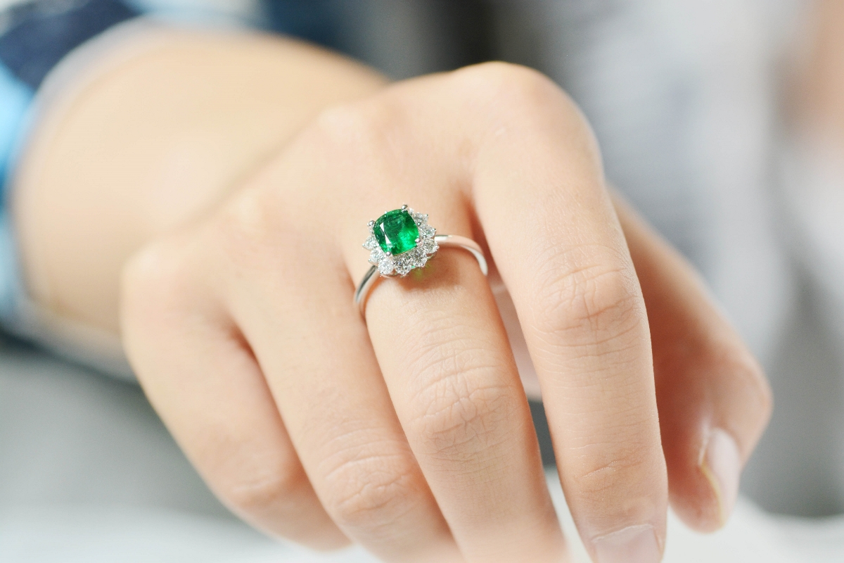 缠绕指间的一抹绿|祖母绿戒指