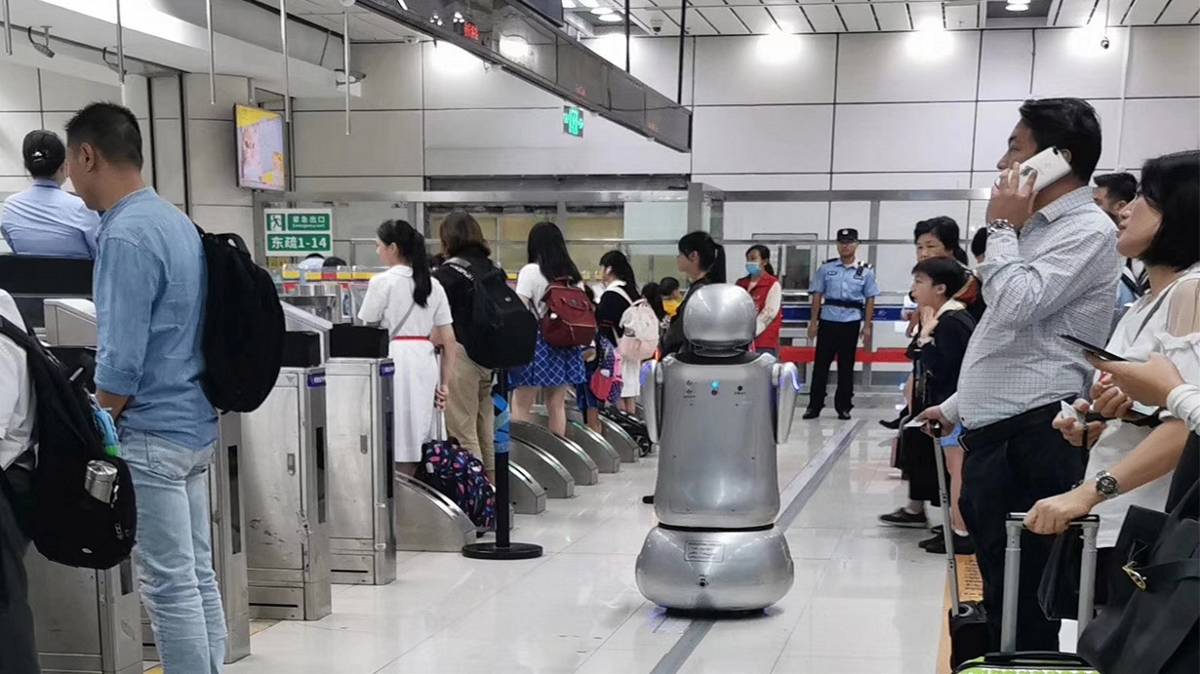在深圳偶遇的地铁边检机器人设计