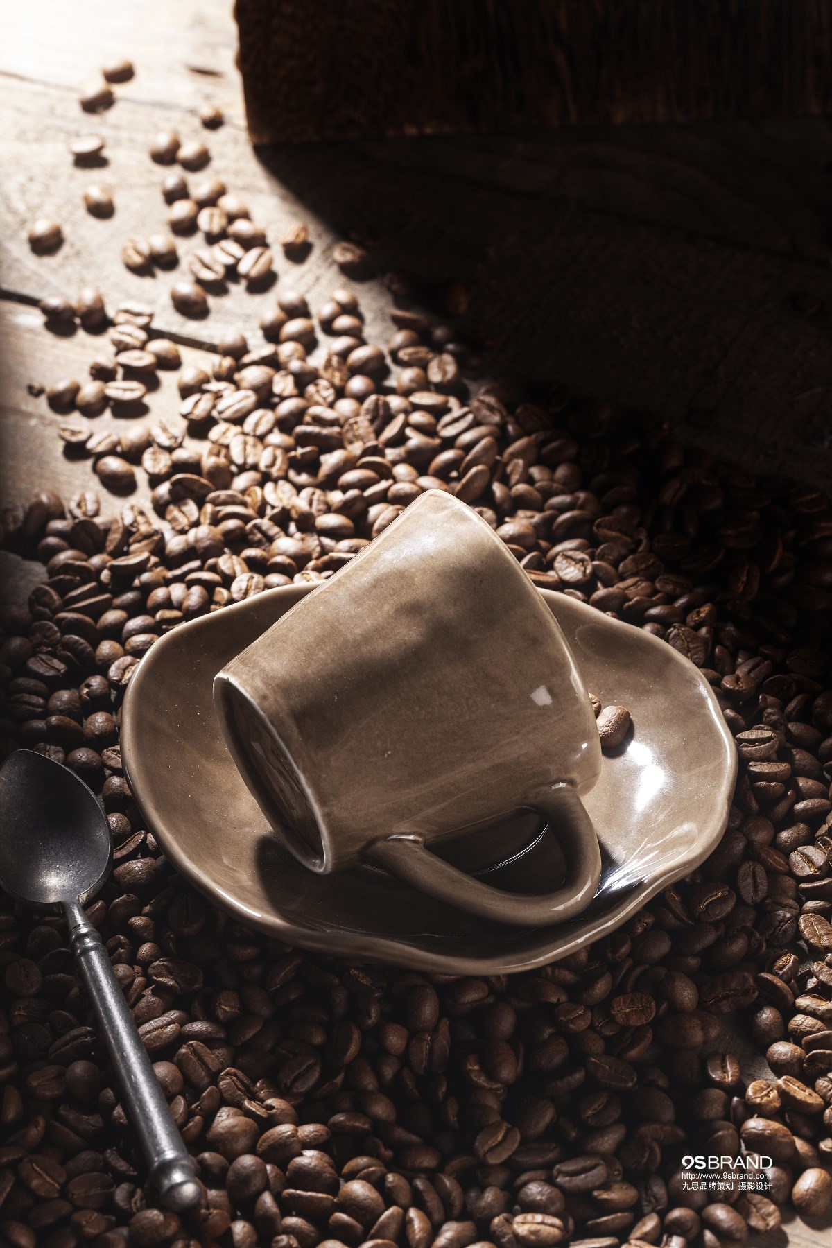 一组复古咖啡杯系列广告拍摄鉴赏 九思品牌摄影