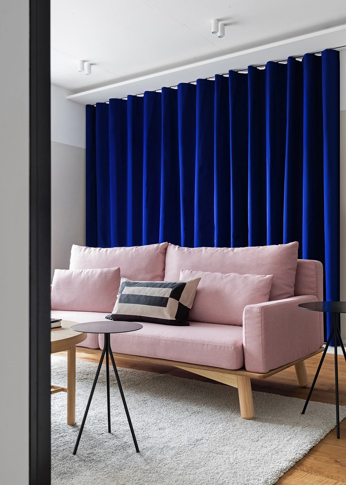 NEEN DESIGN | 被蓝色窗帘隔开的65m²紧凑公寓