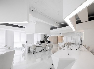 一条白裙延伸的办公空间