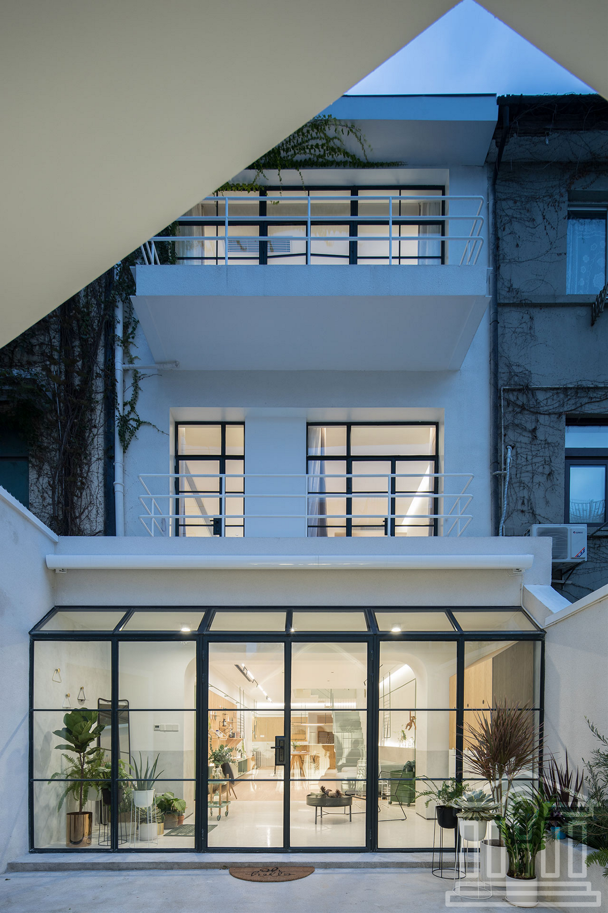 上海雅泽的一座寓意俏皮的模块化和极简优雅的家庭住宅