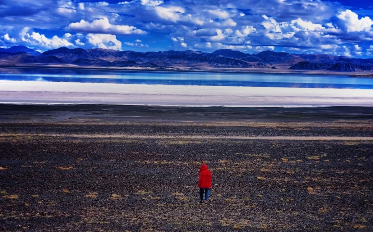 西藏阿里的一个湖与一个人。。。。