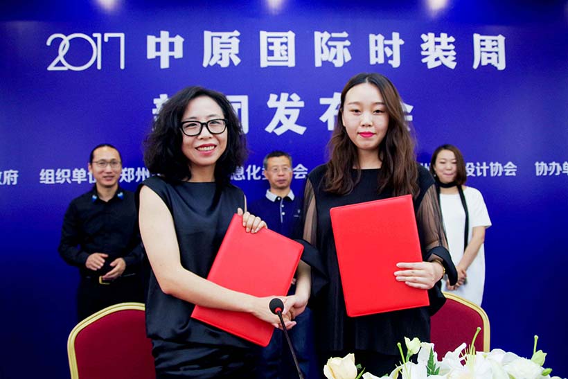 郑州服装设计协会秘书长栗素君女士与上海POP时尚网络总经理张巍先生签署战略合作协议.jpg